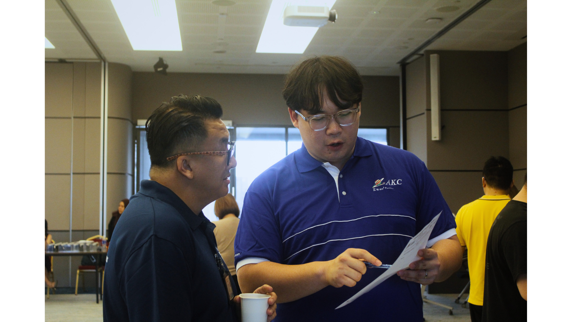 AKC consultant going through a form with a visitor at the roadshow